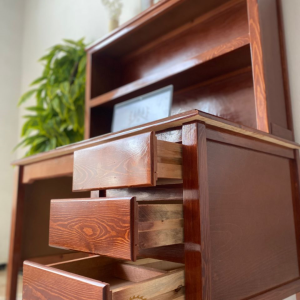 Bureau en bois rouge